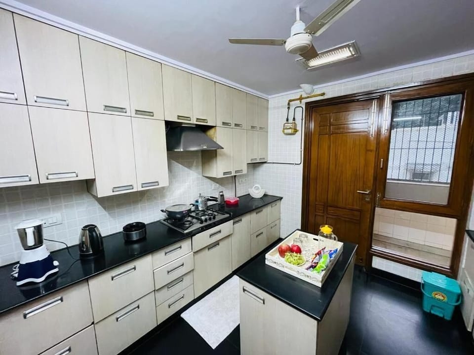 Apartment, Balcony, City View | Private kitchen | Mixer, cookware/dishes/utensils