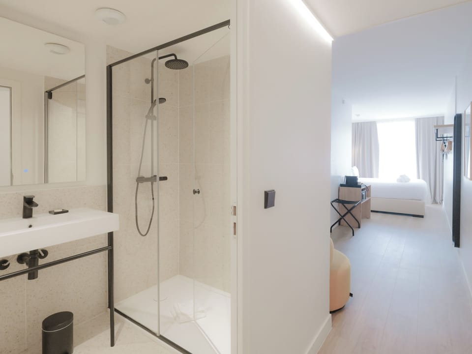 Superior Double Room | Bathroom | Shower, free toiletries, hair dryer, towels
