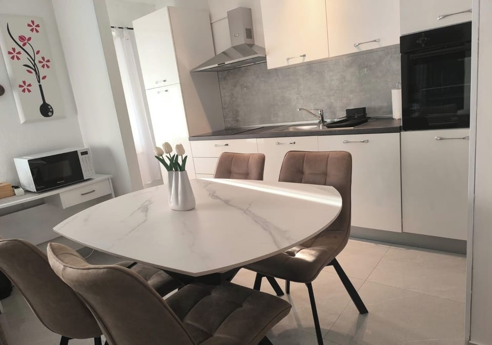 Apartment | Private kitchen | Coffee/tea maker, electric kettle, toaster, freezer