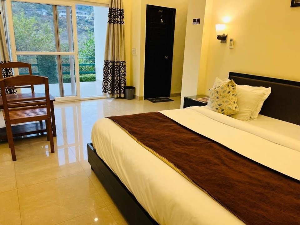 Deluxe Room, Mountain View | Egyptian cotton sheets, premium bedding, memory foam beds, desk