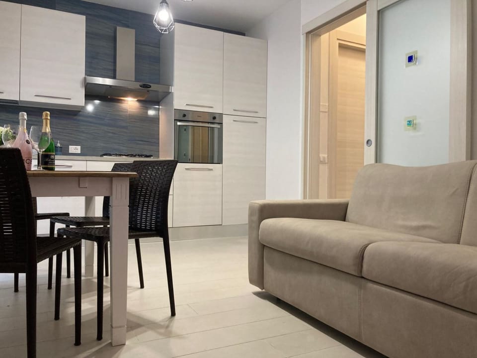 Apartment, 2 Bedrooms, Patio, Garden View | Dining room