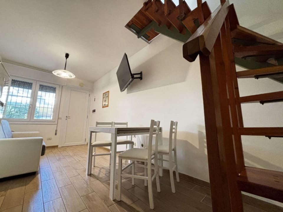 Apartment, 1 Bedroom, Patio, Garden View | Dining room