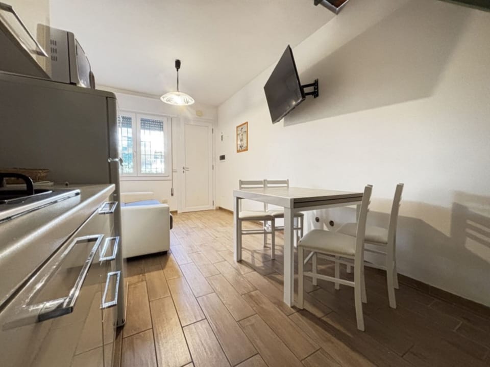 Apartment, 1 Bedroom, Patio, Garden View | Dining room