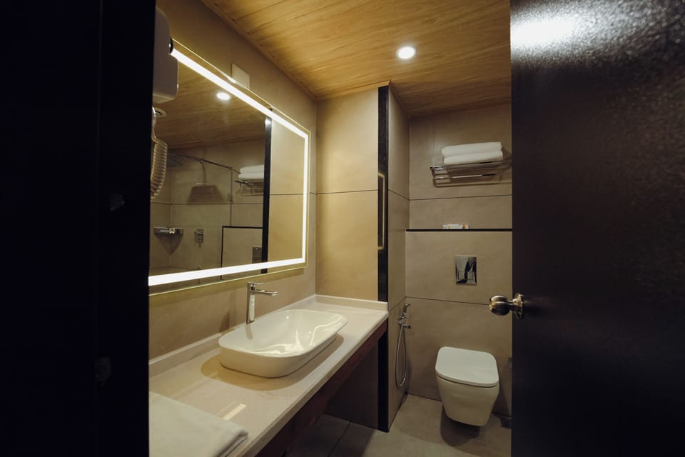 Premium Studio Suite | Bathroom | Shower, free toiletries, hair dryer, towels