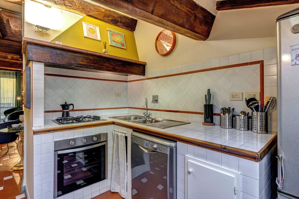 Apartment | Private kitchen | Stovetop, cookware/dishes/utensils