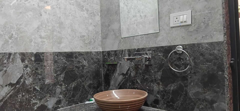 Deluxe Room | Bathroom | Shower, free toiletries, towels, soap