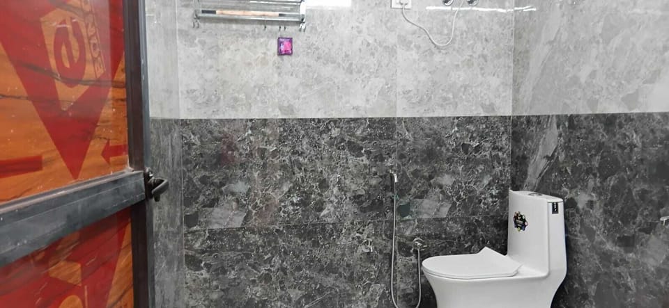 Deluxe Room | Bathroom | Shower, free toiletries, towels, soap