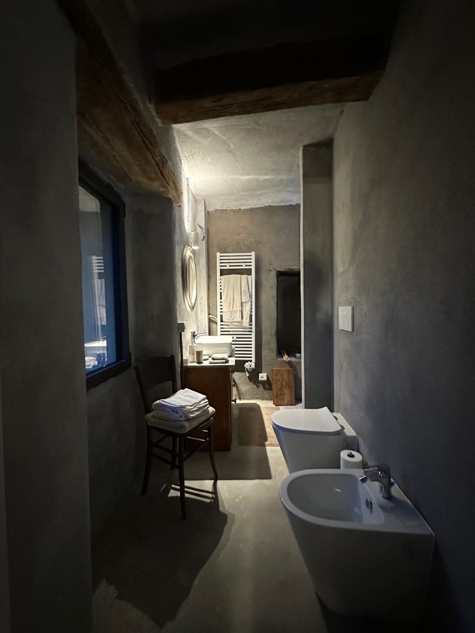 Deluxe Suite, Courtyard View | Bathroom | Free toiletries, bidet, toilet paper