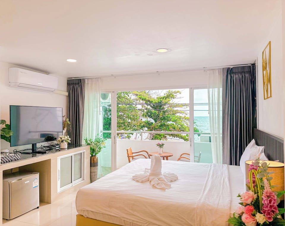 Deluxe Room | Desk, free WiFi, bed sheets