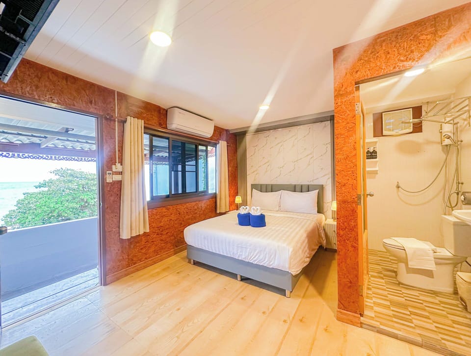 Deluxe Room, Ocean View | Bathroom | Shower, free toiletries, towels, soap