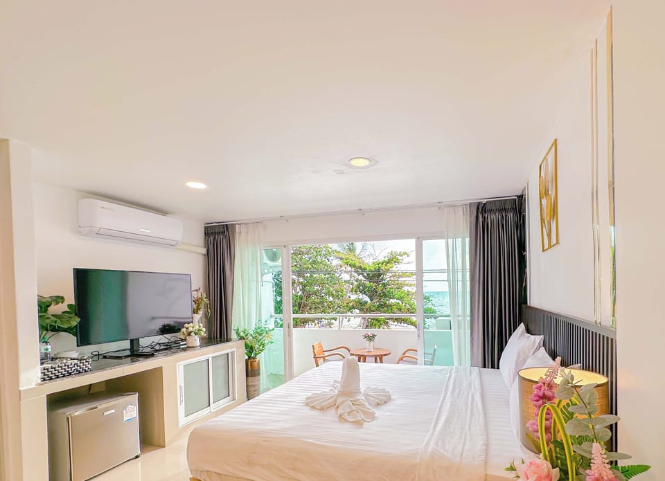 Deluxe Room | Desk, free WiFi, bed sheets