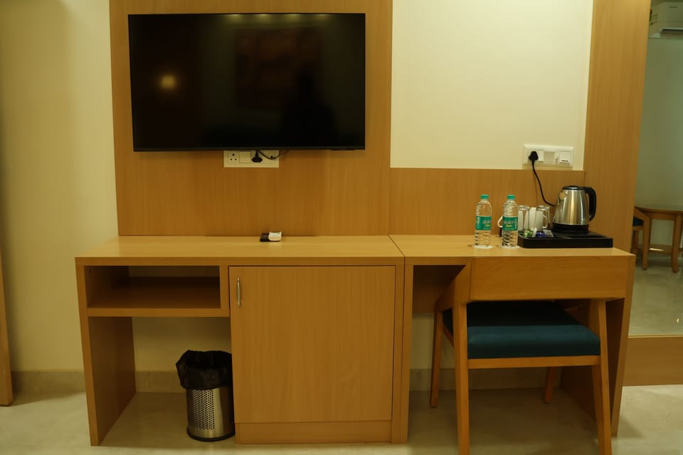 Executive Double or Twin Room | Living area | 42-inch Smart TV with digital channels