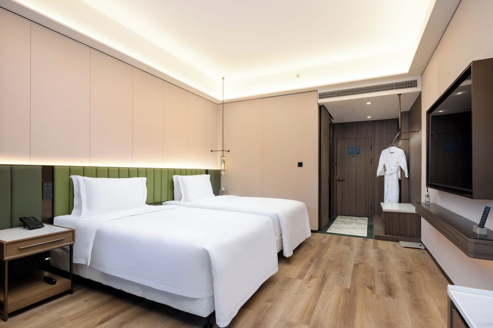 Hollywood Twin Room | Blackout drapes, soundproofing, iron/ironing board (on request)