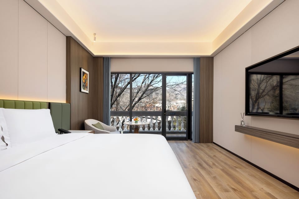 Superior King bed Suite | Blackout drapes, soundproofing, iron/ironing board (on request)