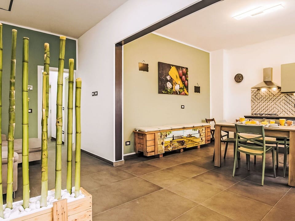 Flooring, Wall, Interior Design, Wood, Floor, Furniture, Ceiling, Lighting, Room, Hardwood
