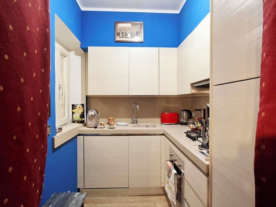 Kitchen Appliance, Major Appliance, Kitchen, Interior Design, Countertop, Furniture, Cabinetry, Flooring, Lighting, Home Appliance
