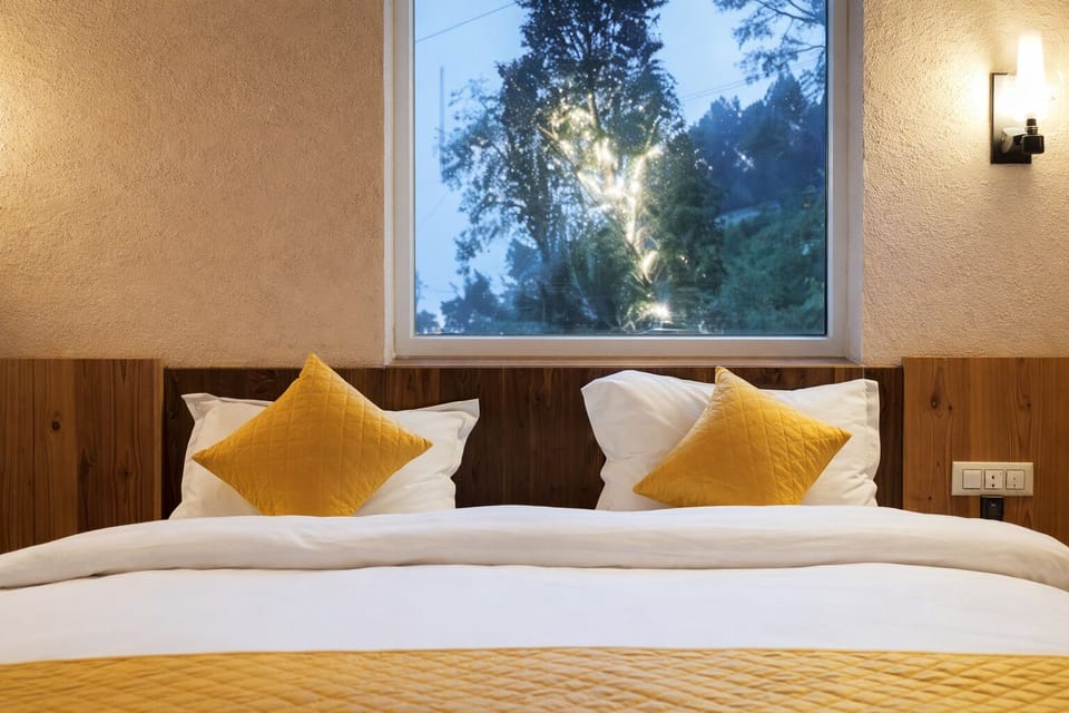 Deluxe Double Room, Lake View | Hypo-allergenic bedding, desk, soundproofing, free WiFi
