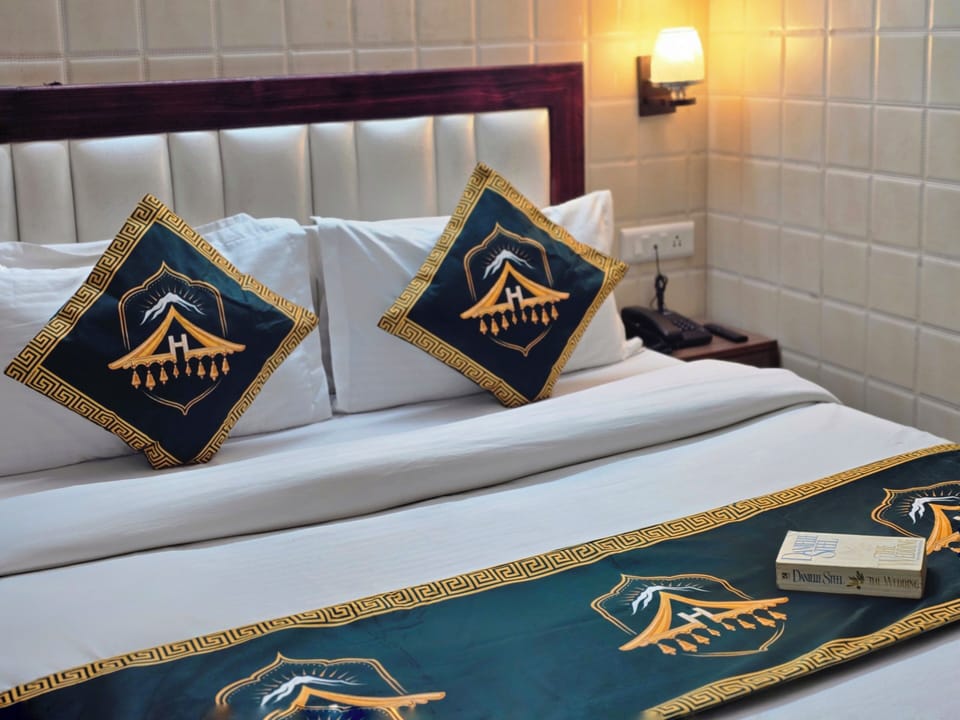 Club Room | Laptop workspace, iron/ironing board, free WiFi, bed sheets