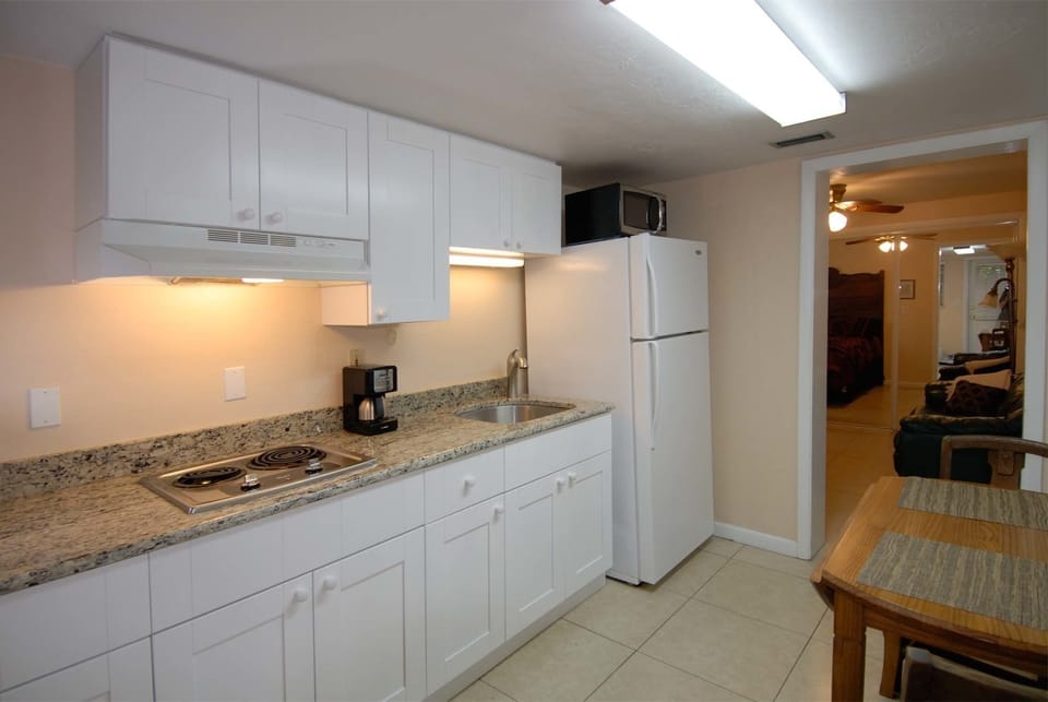 Cottage 1A, Studio | Private kitchen | Full-size fridge, microwave, stovetop, coffee/tea maker