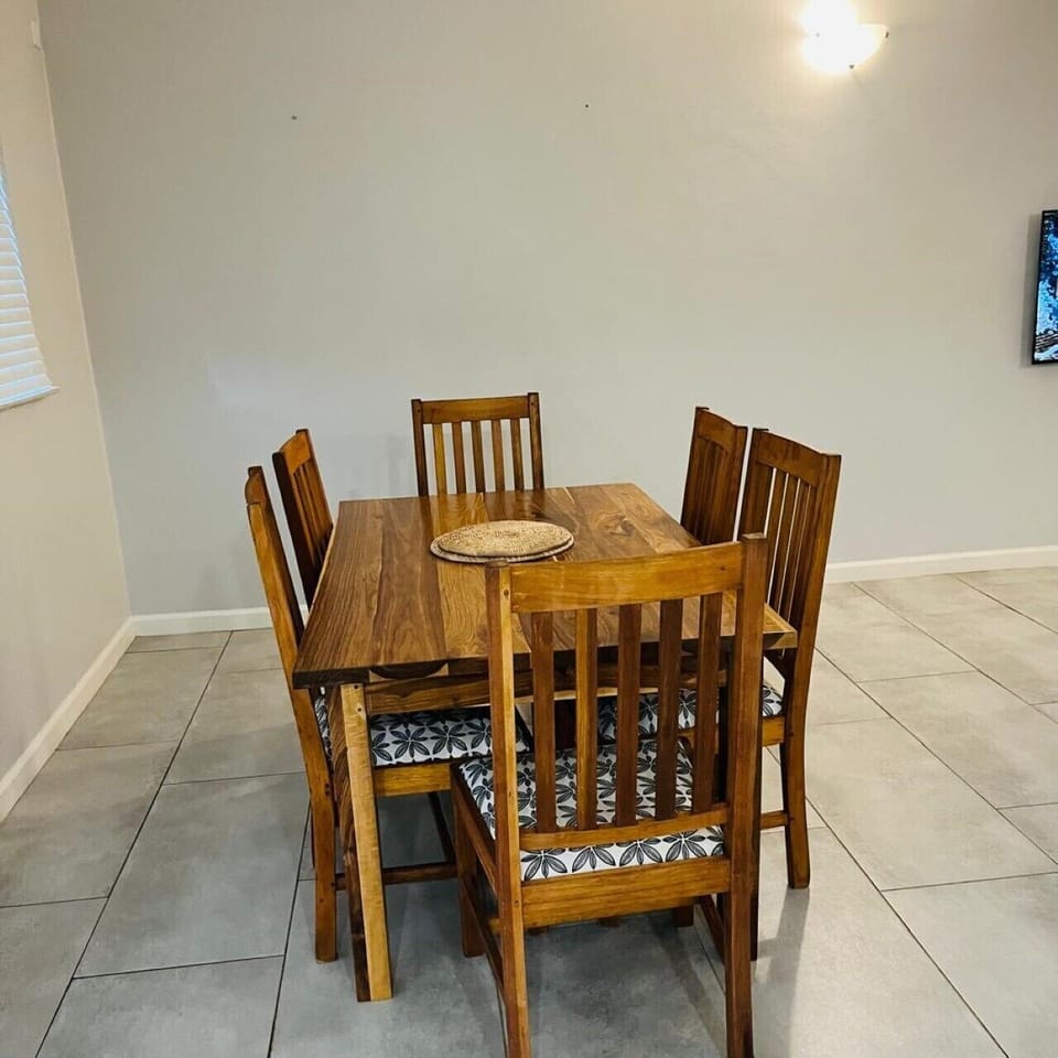 Apartment, 2 Bedrooms, Garden View, Ground Floor | In-room dining