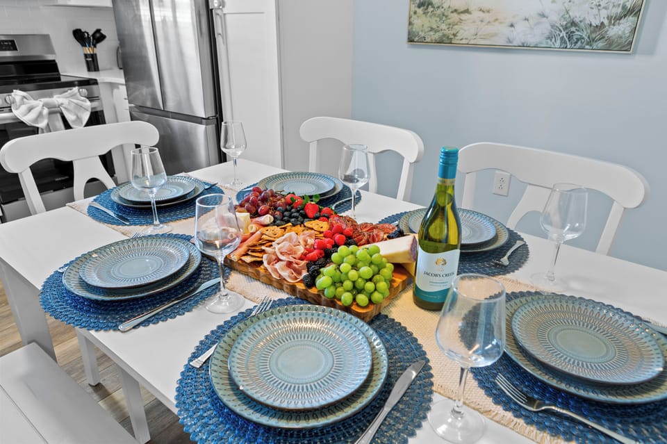 Gather, dine, and unwind all in one inviting space.

Hilton Head Island