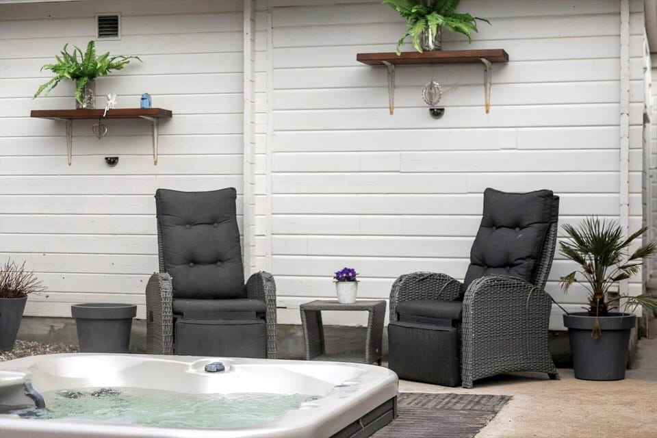 Outdoor spa tub