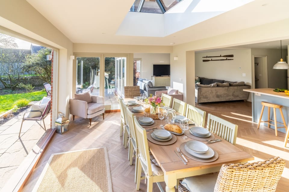 Church Cottage (Stiffkey): Spacious open-plan living
