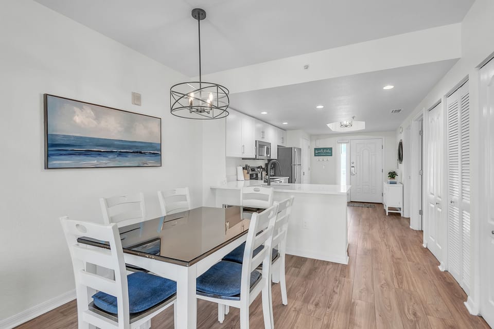 Dining/Kitchen Area