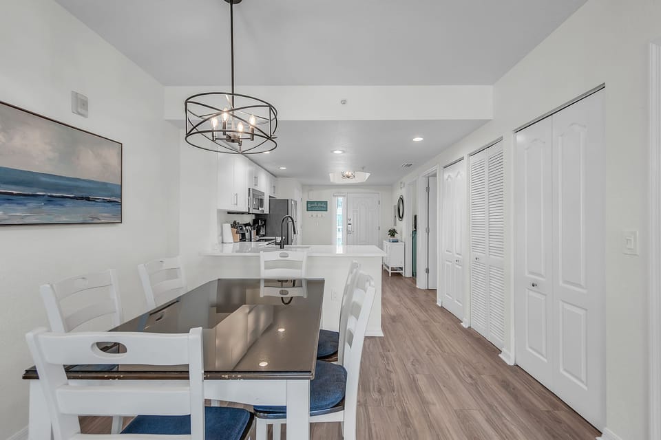 Dining/Kitchen Area
