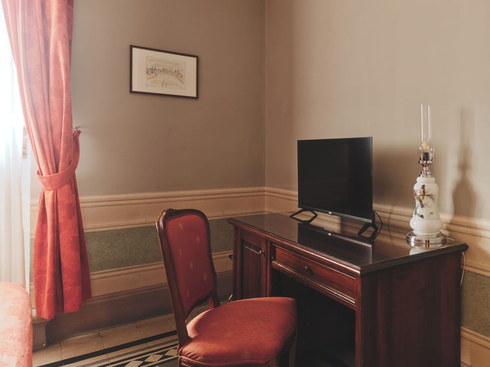 Deluxe Double Room, City View | Interior