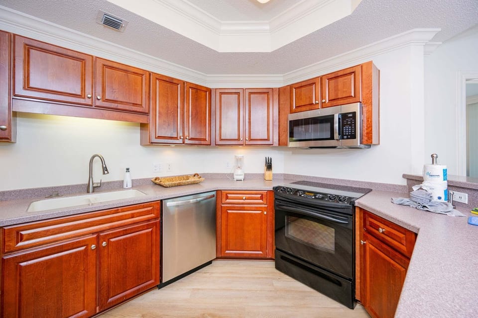 Condo, 3 Bedrooms | Private kitchen | Coffee/tea maker, fridge, oven