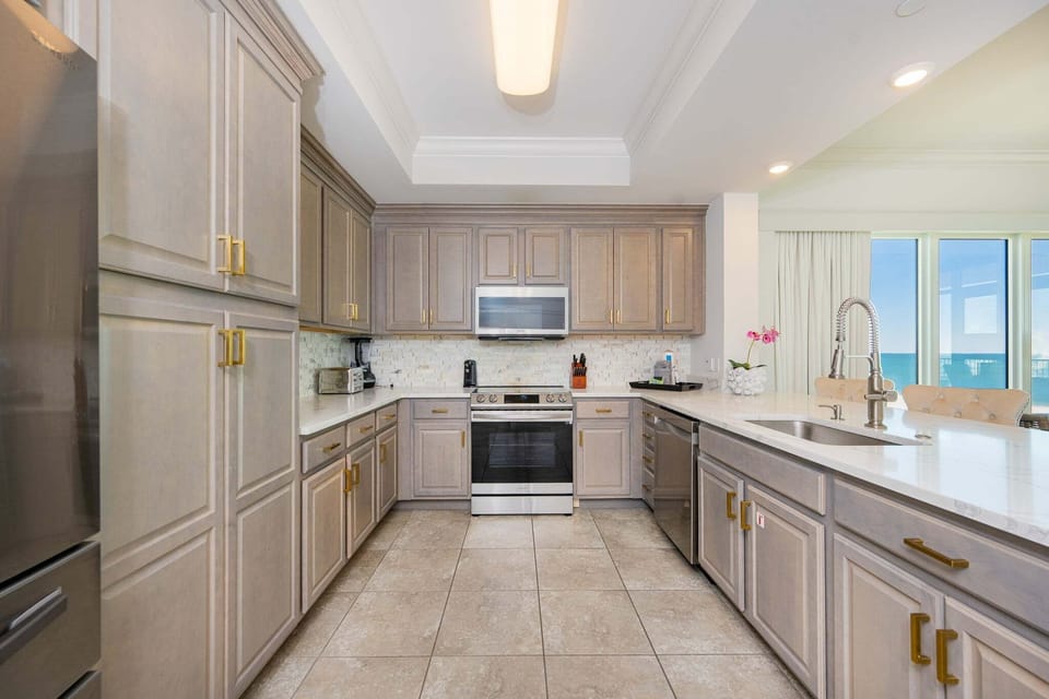Condo, 4 Bedrooms | Private kitchen | Coffee/tea maker, fridge, oven