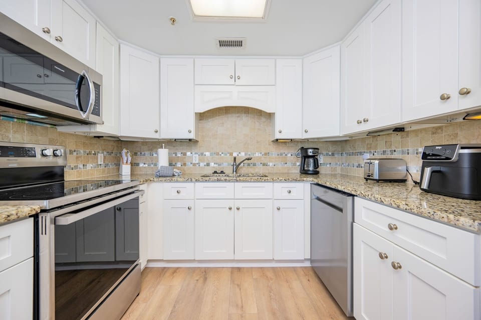 Condo, 1 Bedroom | Private kitchen | Coffee/tea maker, fridge, oven