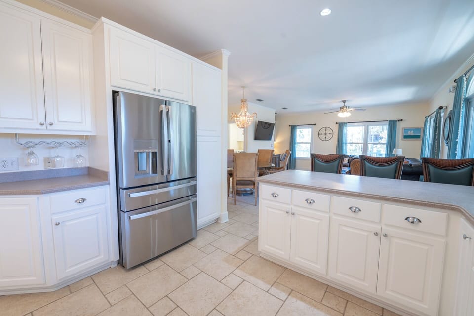 Well-equipped kitchen w/ stainless steel appliances