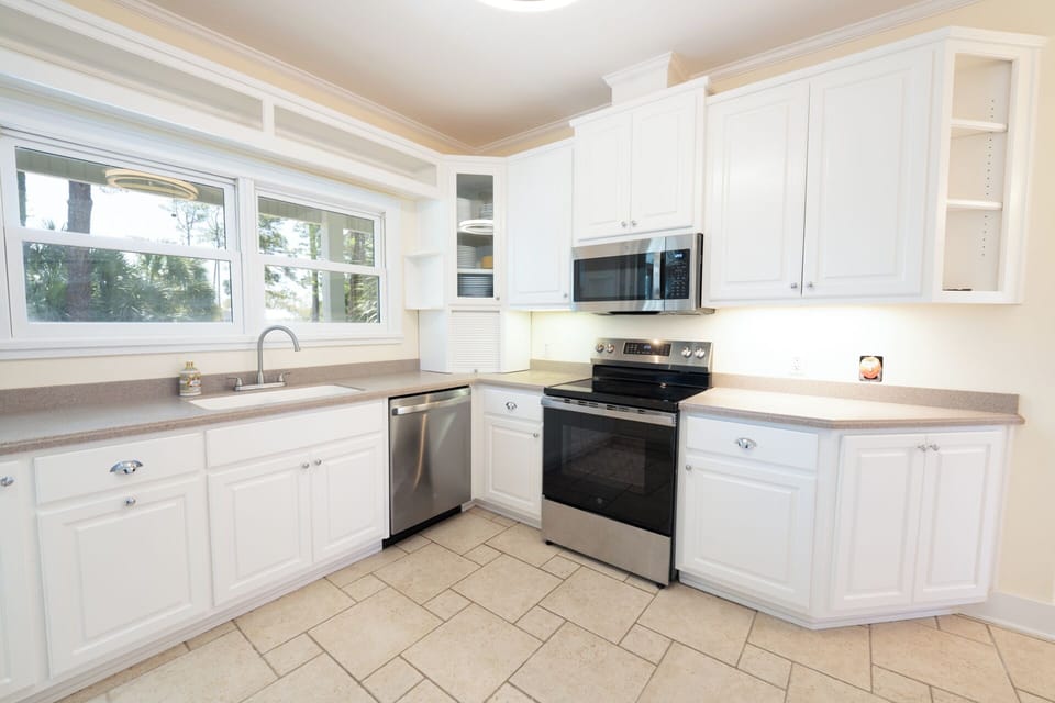Well-equipped kitchen w/ stainless steel appliances