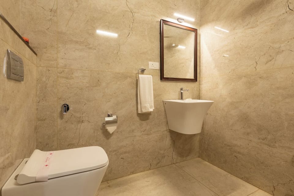 Elite Suite | Bathroom | Shower, towels, soap, shampoo