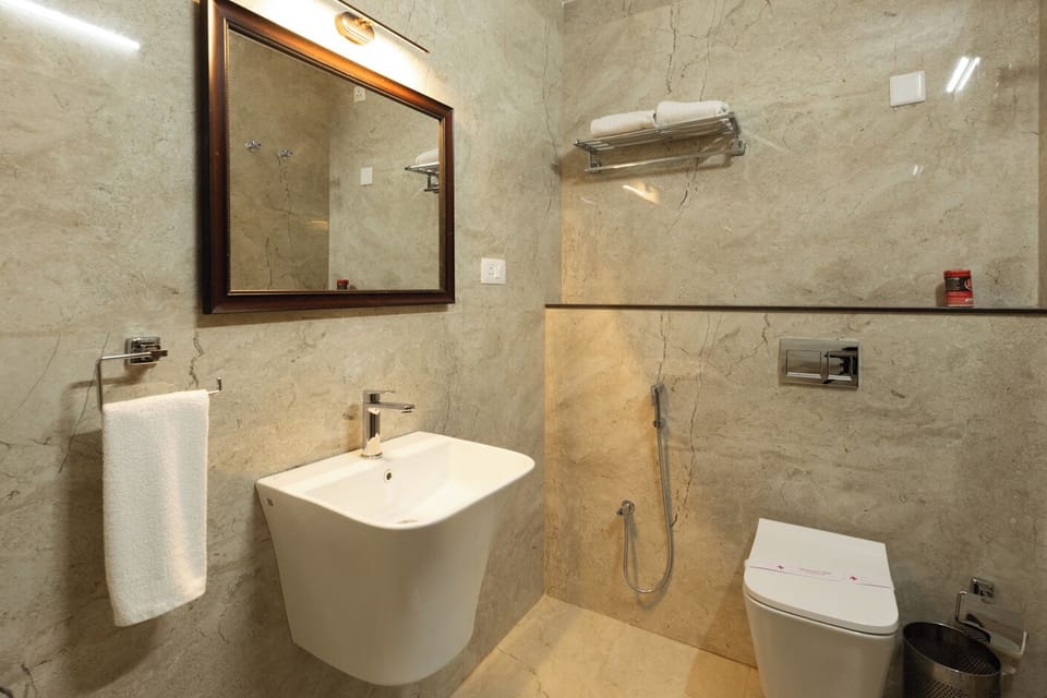 Junior Studio | Bathroom | Shower, towels, soap, shampoo
