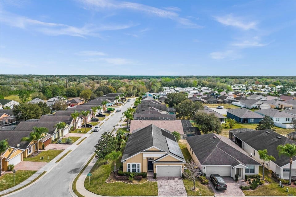 Ariel View of the Front of the Vila and Area