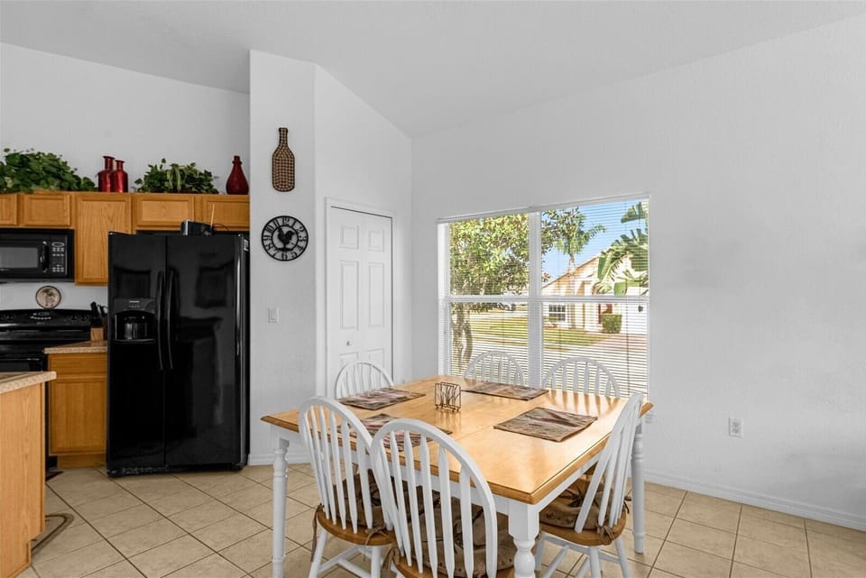 Dining Area that Seats 6 People in Kitchen Area