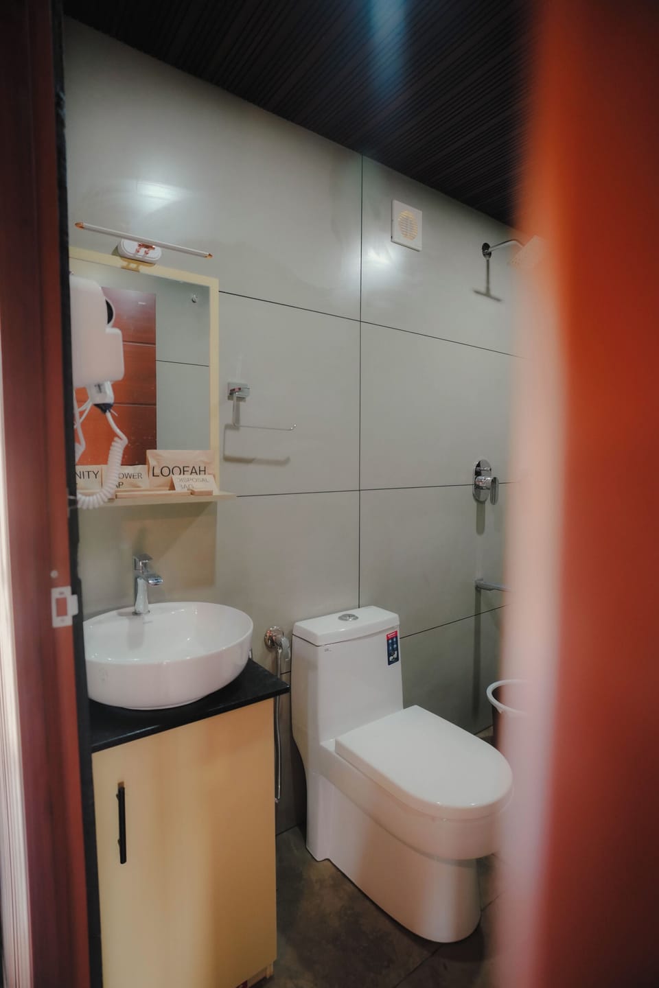 Wood Cottage Valley View Room AC with Balcony | Bathroom | Towels, soap, shampoo, toilet paper