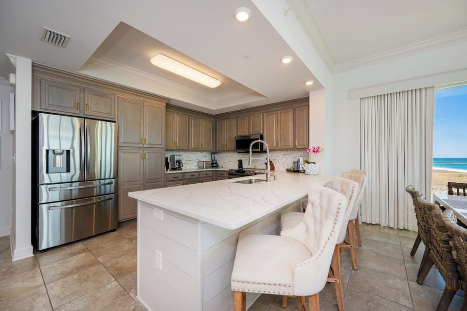 Sip your morning coffee at the breakfast bar and get ready for a beach day in this stylish space