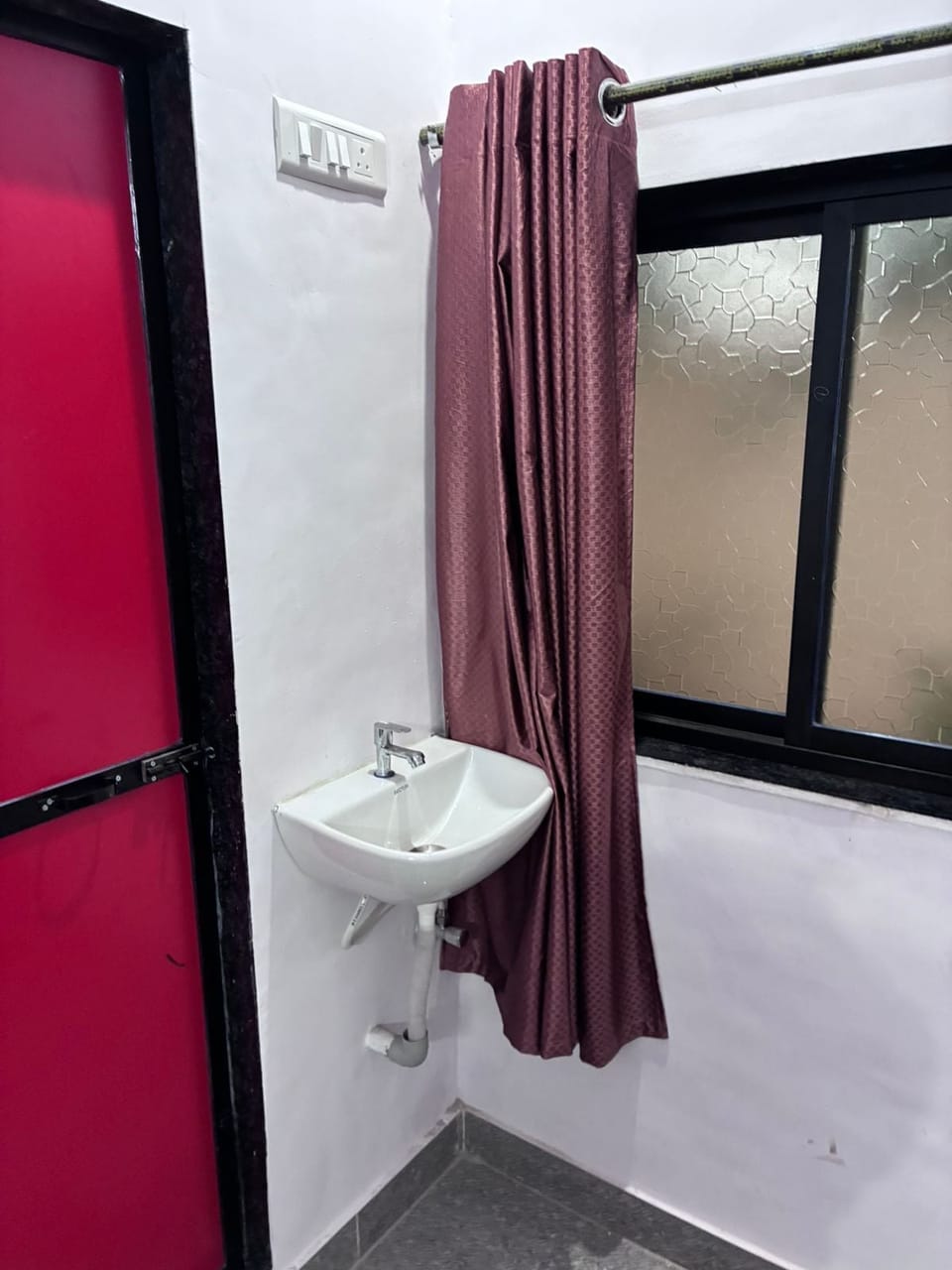 Deluxe Room, Multiple Bedrooms, Smoking, Housekeeping | Bathroom | Free toiletries, towels, soap, shampoo