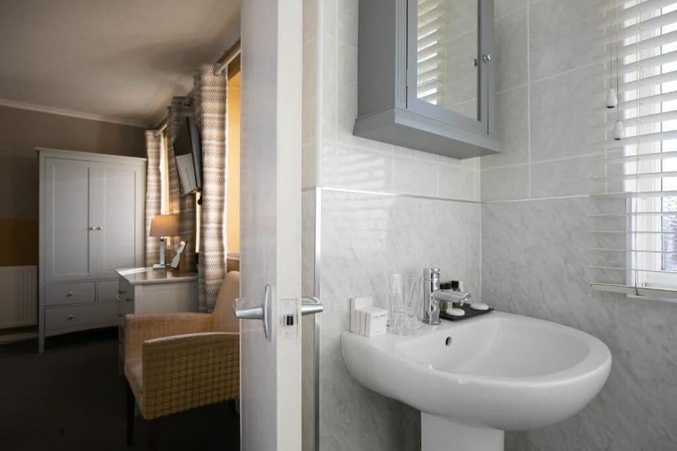 Standard Double or Twin Room, Partial Sea View | Bathroom