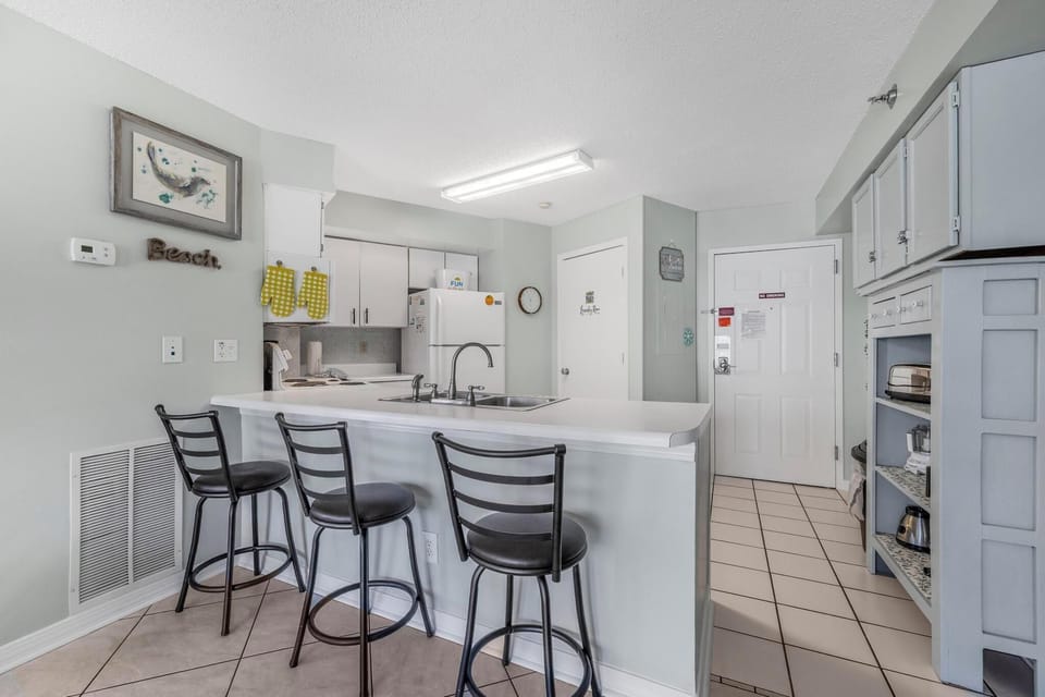 Eat-in kitchen bar seating