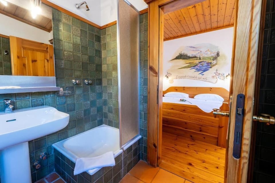 Superior Double Room, Garden View | Bathroom