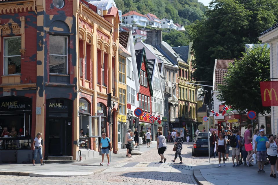 Kong Oscars gate: 1 minute away you’ll find the famous Trekroneren — known for serving Bergen’s best hot dogs, with creative toppings and late-night vibes that locals love! Trekroneren translated is "3 kr" because it was so cheap back in the days!