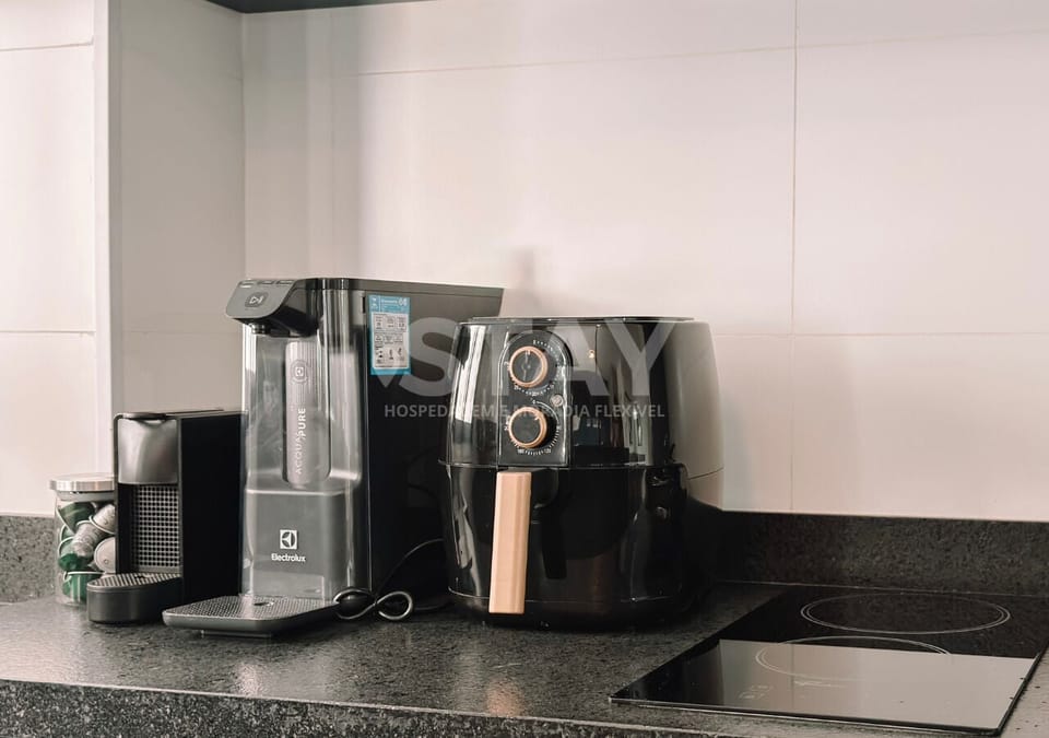 Deluxe Apartment, Kitchenette, City View | Private kitchen | Fridge, microwave, stovetop, cookware/dishes/utensils