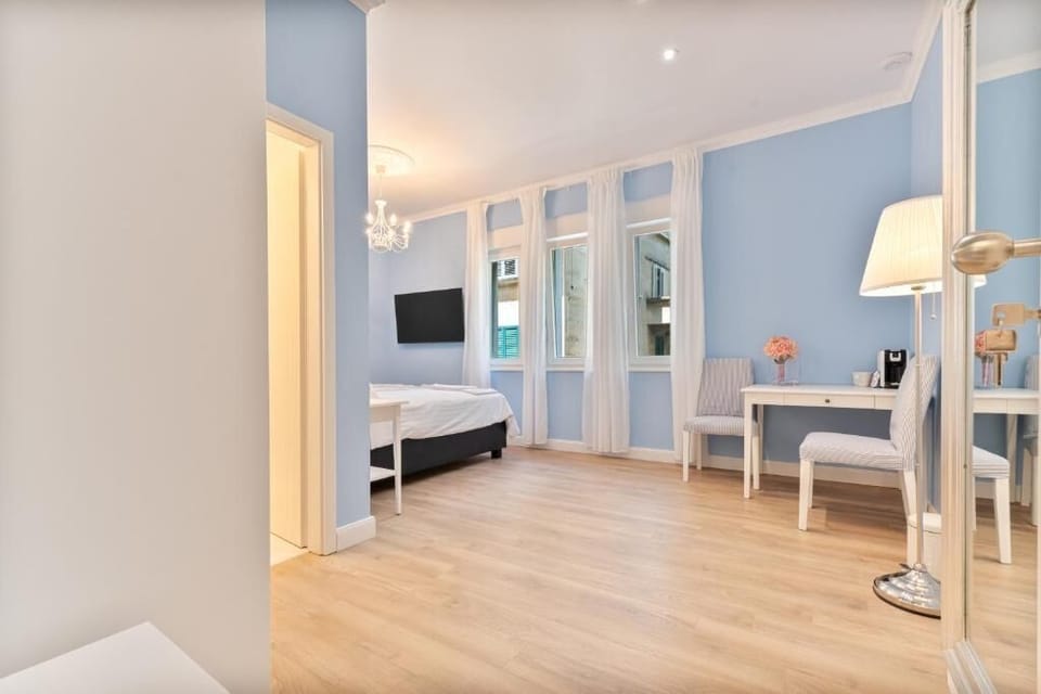 Comfort Room, Street View | Egyptian cotton sheets, premium bedding, memory foam beds, in-room safe