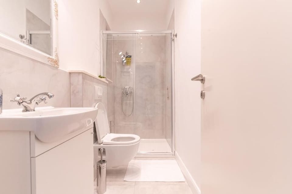 Comfort Room, Street View | Bathroom | Combined shower/tub, designer toiletries, hair dryer, towels