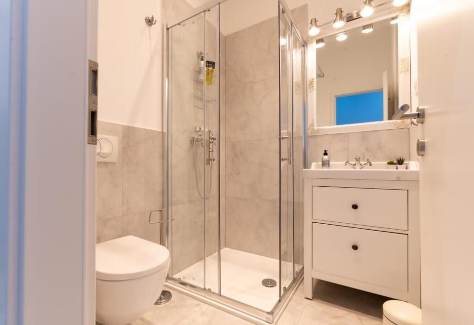 Comfort Room, Balcony, garden View | Bathroom | Combined shower/tub, designer toiletries, hair dryer, towels